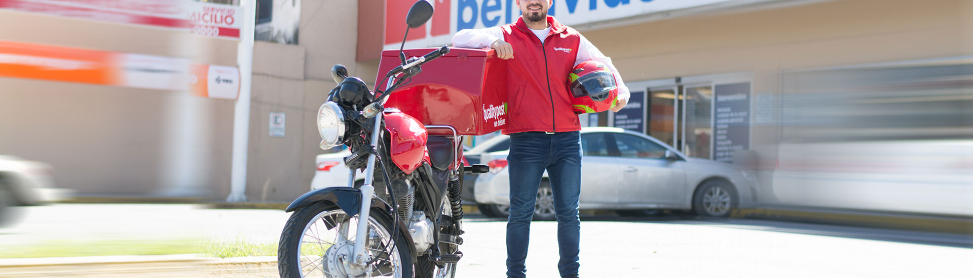 mensajeros en motocicleta